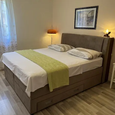 House Lara * Vrboska