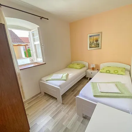 House Lara * Vrboska