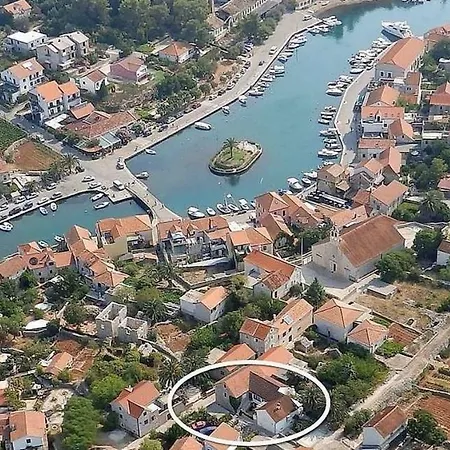 House Lara Vrboska