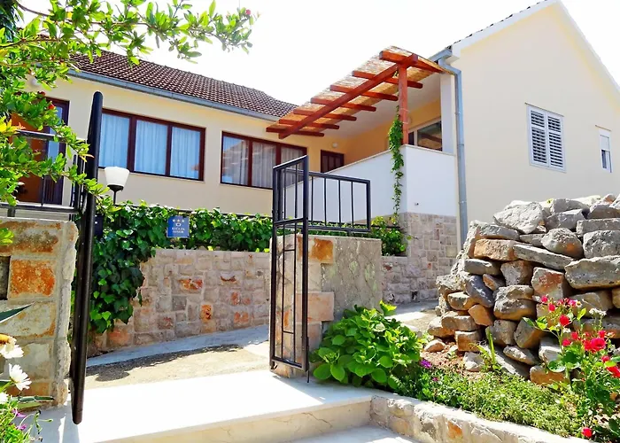 House Lara 펜션 *