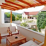 House Lara Semesterbostad