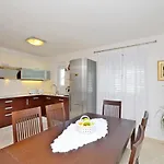 House Lara Semesterbostad